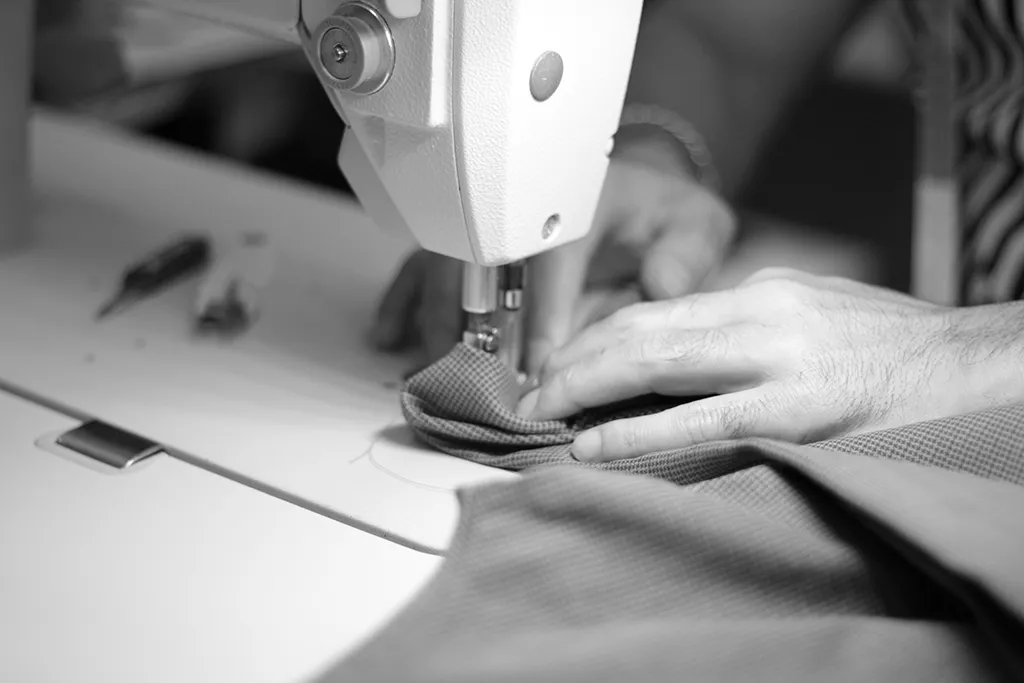 Nähmaschine im Atelier während der Verarbeitung eines Kleidungsstücks
